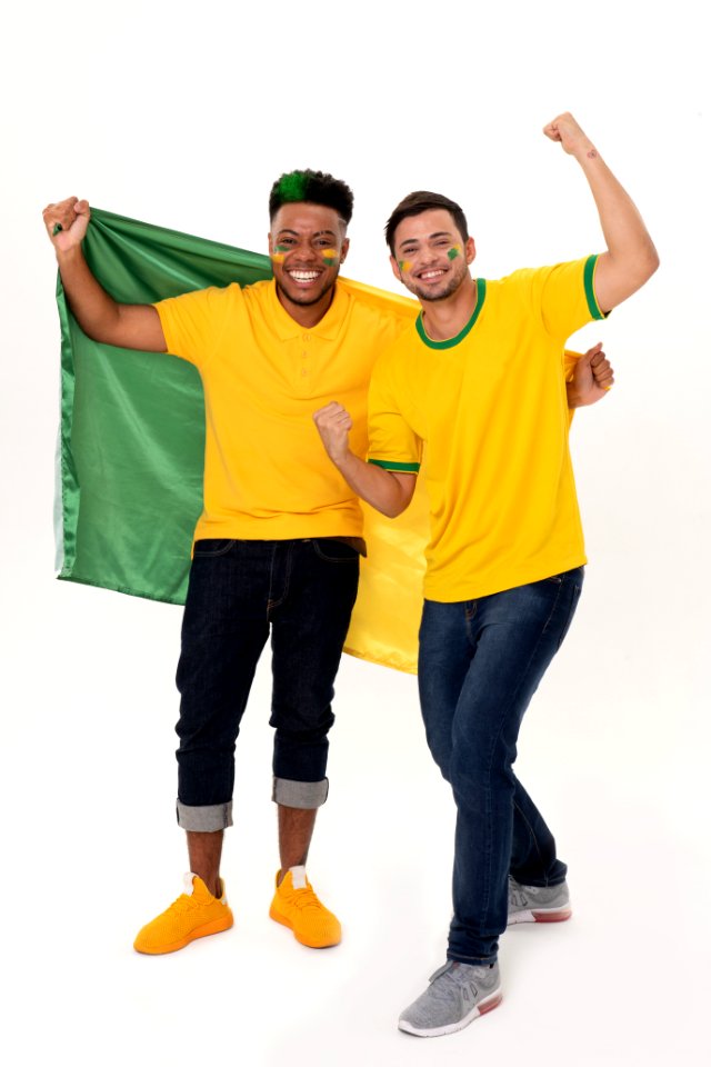 Amigos torcendo para o Brasil
