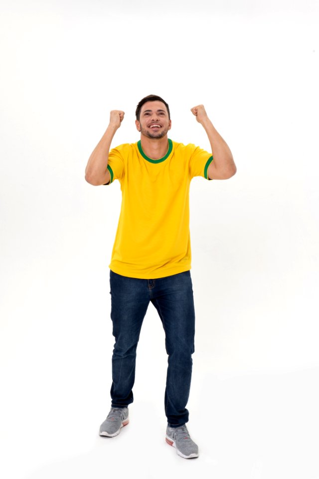Homem torcendo para o Brasil950