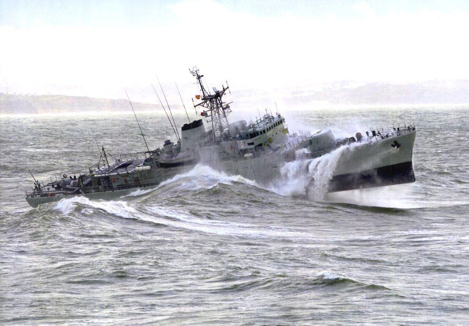Great picture of the corvette NRP ANTONIO ENES off the port of Horta, kindly sent by Luís Silva