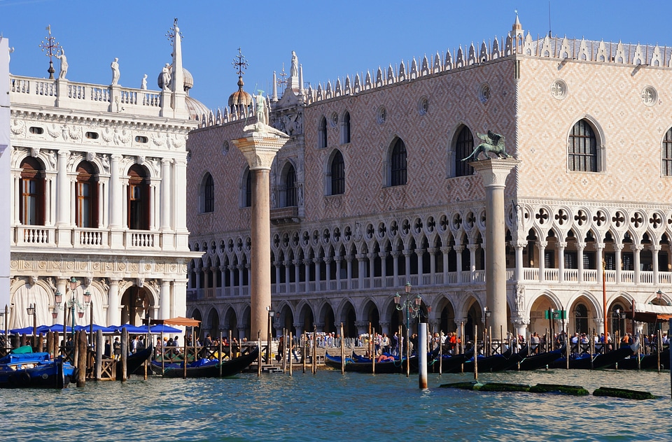 Venice doge's palace markus l̦we