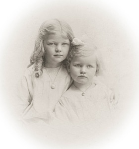 1910 sepia sisters photo