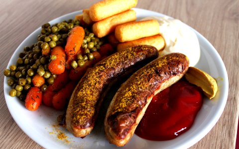 Bratwurst und Gemüsezeugs photo