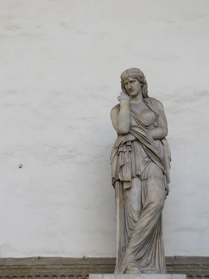 Statue florence woman