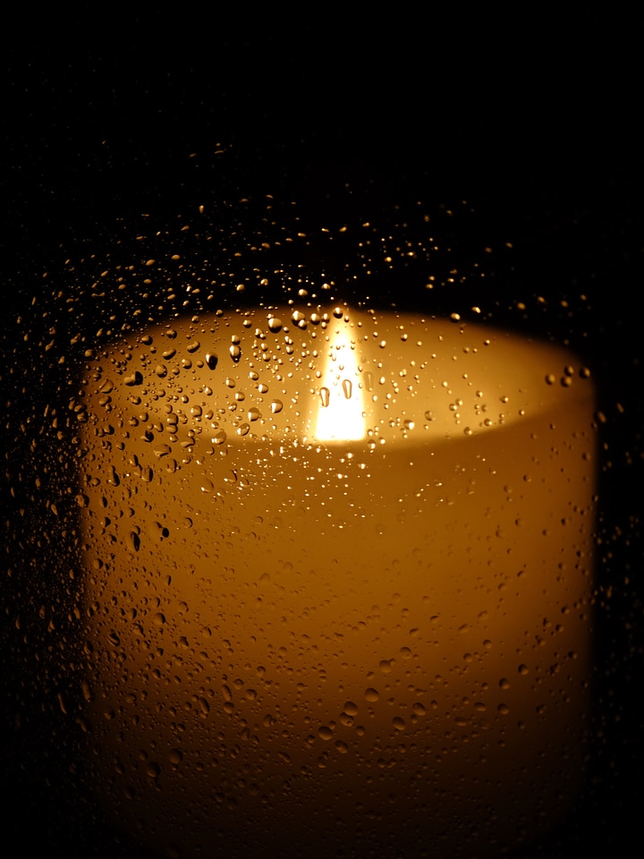 Candlelight lichtspiel drop of water