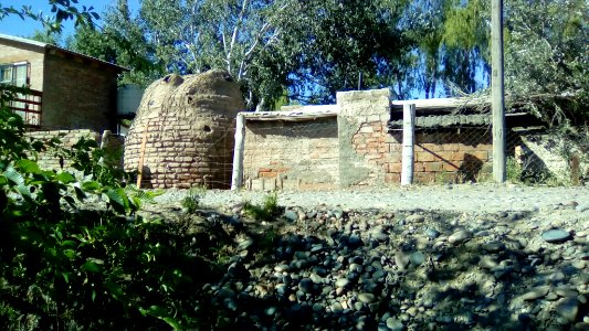 casa y horno del alfarero a orillas del rio