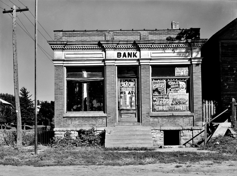 Bust: A Closed bank in Haverhill, Iowa. September 1939.