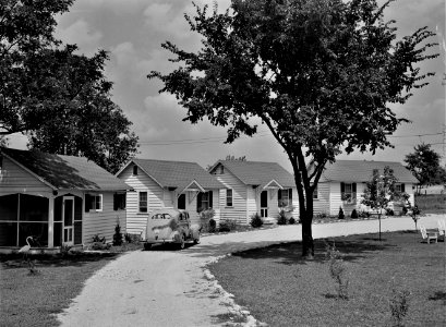 Comfort at CCC: View of the Colonial Cottage Court for tourists outside of Louisville, Kentucky, July 1940.
