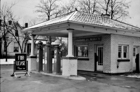 Closed gas station on U.S. 40 in Brazil, Indiana, January 1942.