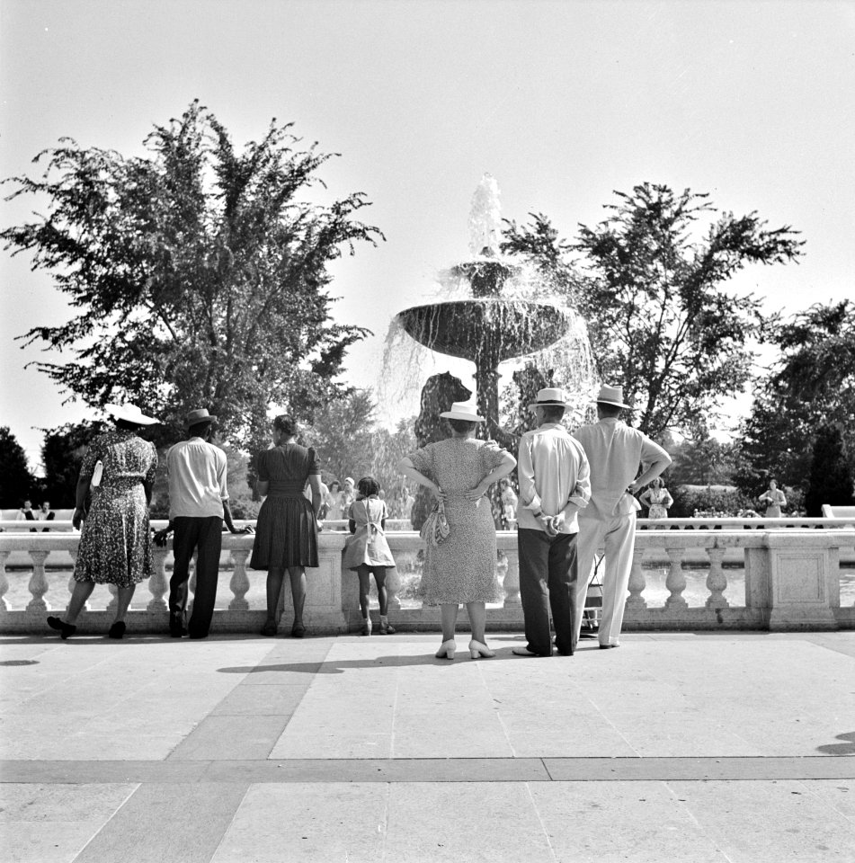 Spectators watching a fountain at a zoo. Detroit, Michigan. July 1942