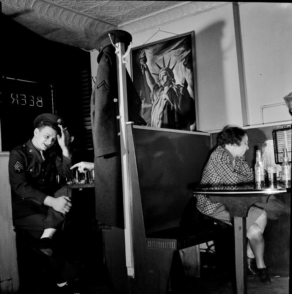 Washington, D.C. Beer drinkers at the Sea Grill, 1943.