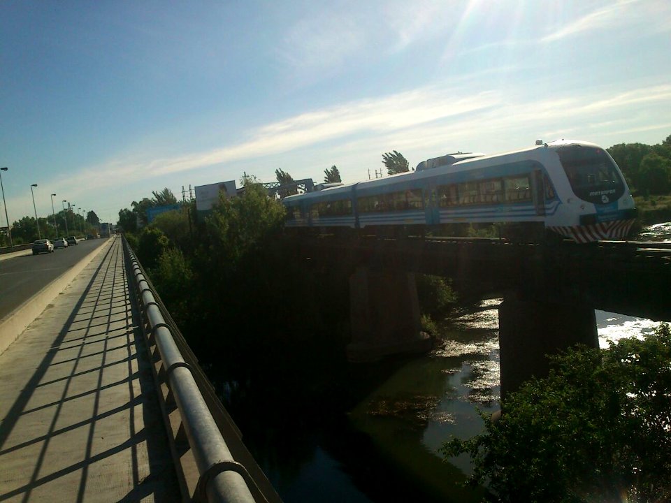 paso del tren sobre el rio