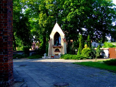Kapliczka przy kościele Pniewy Wielkopolska photo