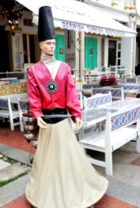 kampong glam and malay heritage centre - mannequin wearing tanoura