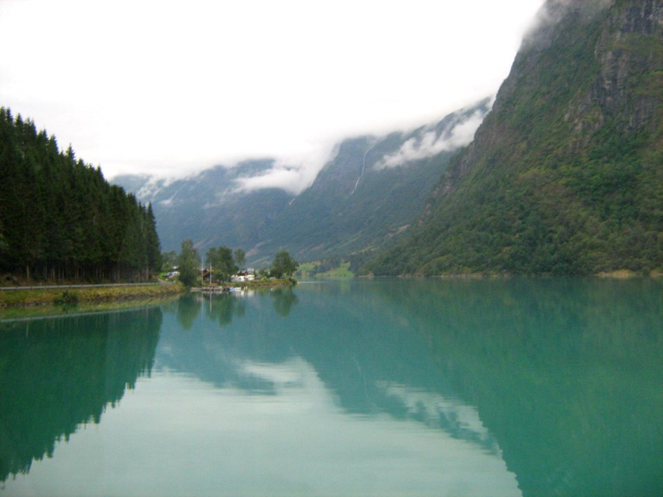 Fiordo. Brekke (Noruega).