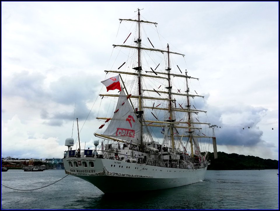 dar mlodziezy - leaving Singapore to continue her journey