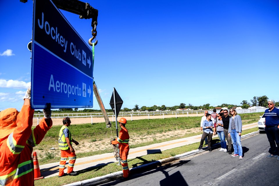 14.02.2018 - Prefeita Paula Mascarenhas acompanha instalação de placas turísticas - Foto: Gustavo Vara