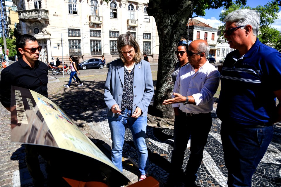 14.02.2018 - Prefeita Paula Mascarenhas acompanha instalação de placas turísticas - Foto: Gustavo Vara