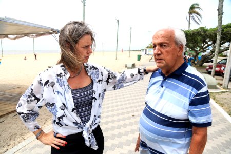 29.12.2017 - Prefeita Paula Mascarenhas durante visita e entrega da reforma do trapiche da praia do Laranjal