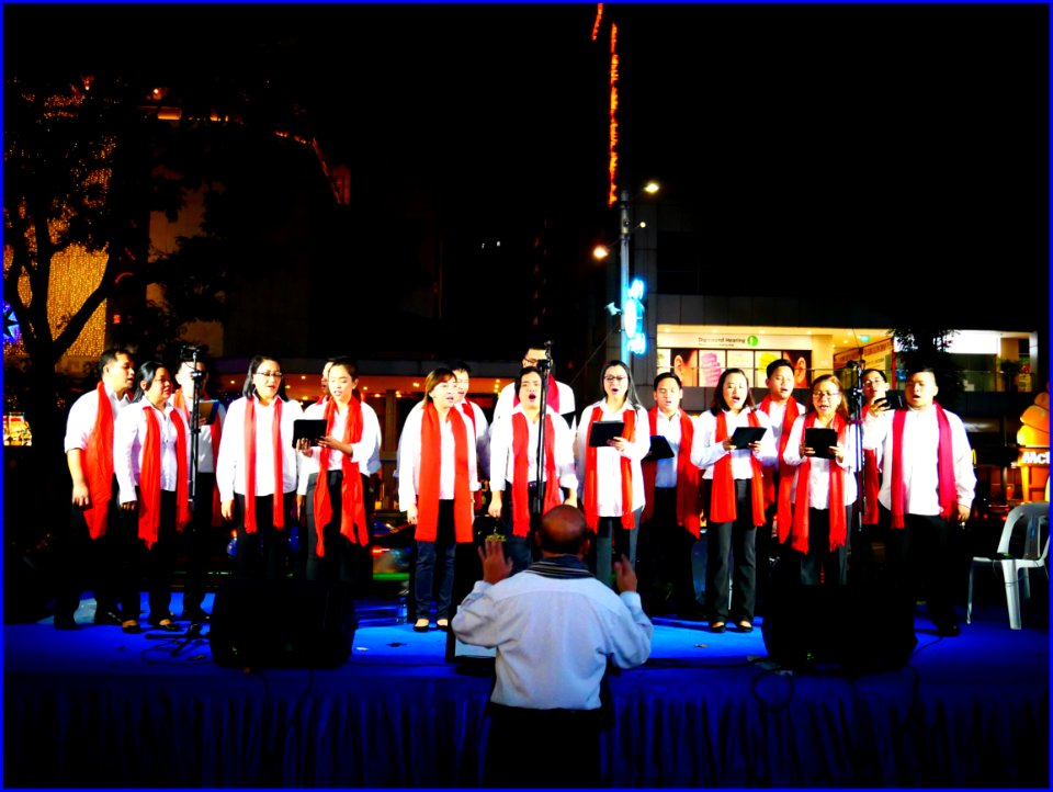 orchard rd xmas lightup - the choir brings joy to the festive season