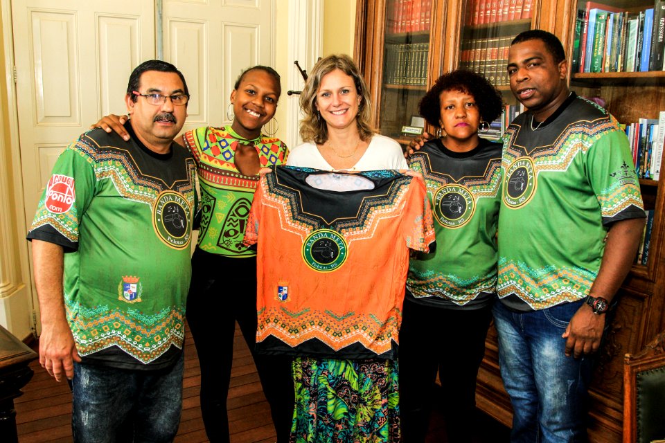 17.01.2018 - Prefeita Paula Mascarenhas recebe o abadá da banda carnavalesca Meta