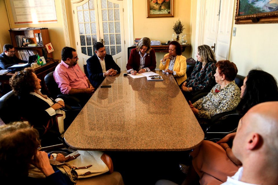 29.05.2018 - Prefeita Paula Mascarenhas assina a lei 2143/18 que declara de utilidade pública municipal o Lar Espírita Assistencial Irmão Fabiano de Cristo - Foto: Gustavo Vara