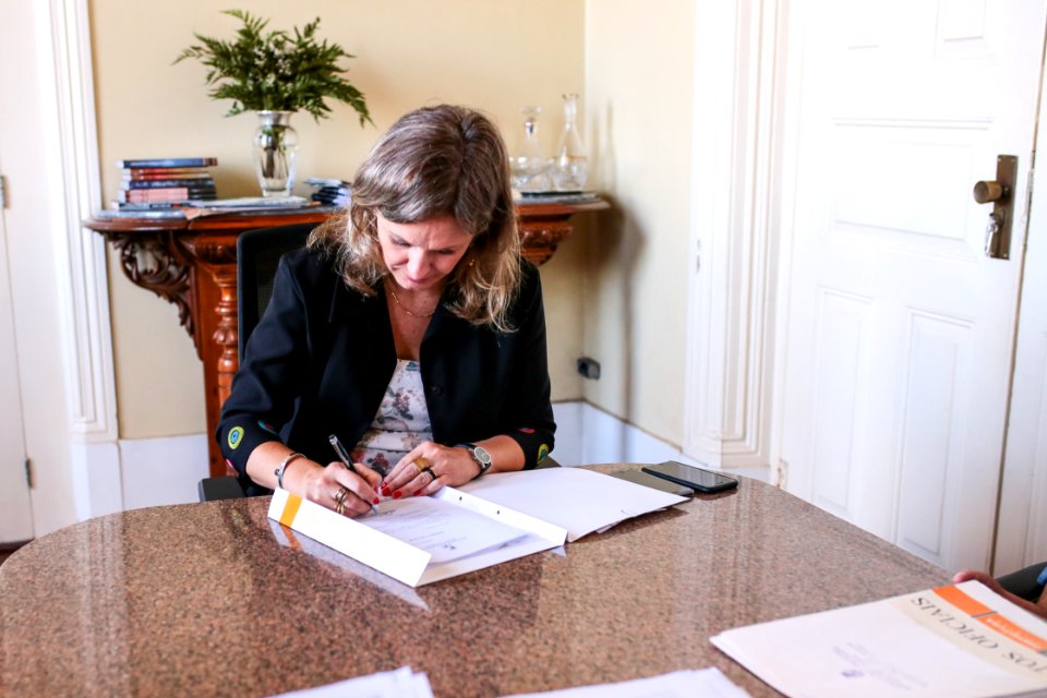 16.02.2018 Prefeita Paula assina PLs para Câmara - Fotos Gustavo Mansur