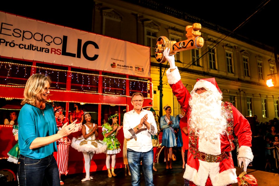 10.12.2017 - Prefeita Paula Mascarenhas e vice Idemar Barz na chegada do Papai Noel e entrega da chave da cidade