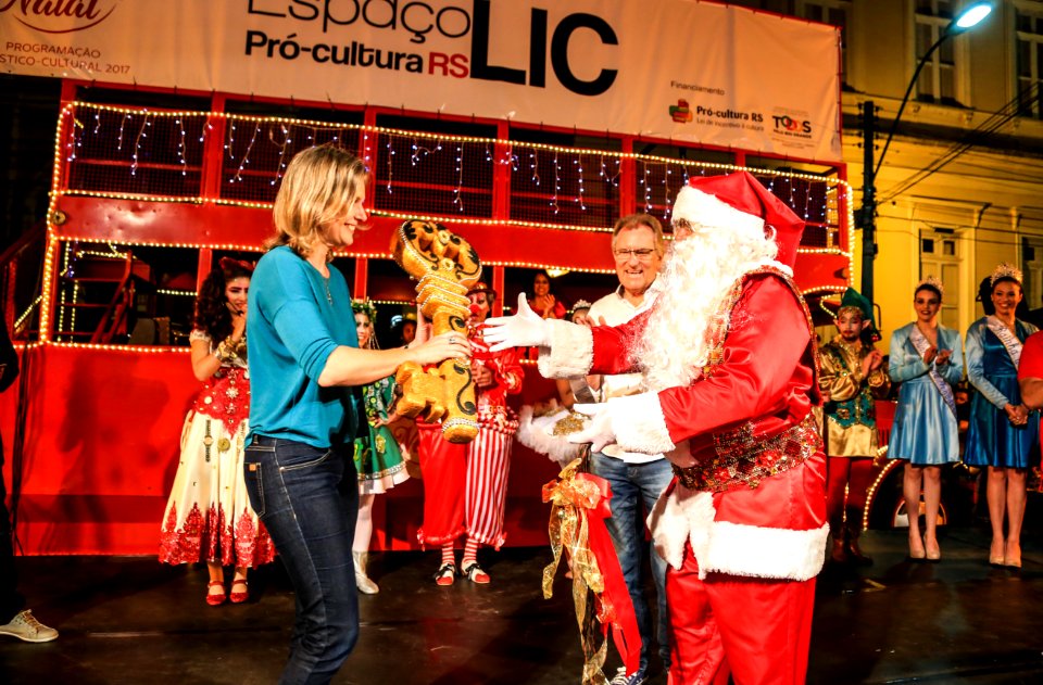 10.12.2017 - Prefeita Paula Mascarenhas e vice Idemar Barz na chegada do Papai Noel e entrega da chave da cidade