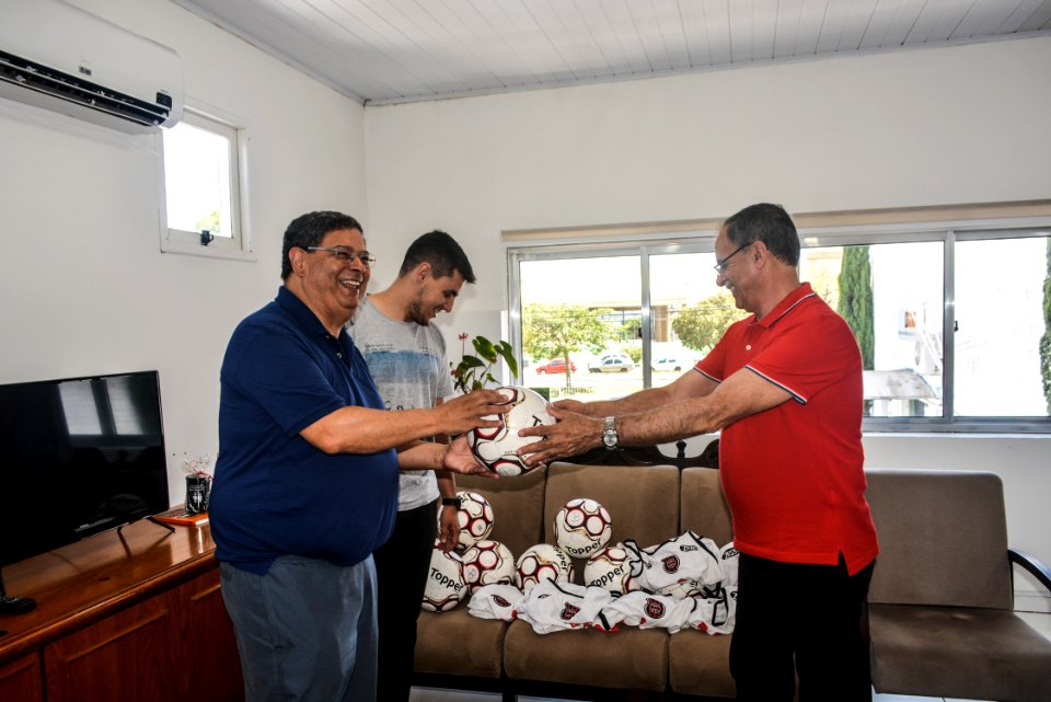 08.12.2017 - Marketing do GEB  entrega material esportivo que foi utilizado na série B (bolas, coletes) à Smed, para distribuição nas escolas