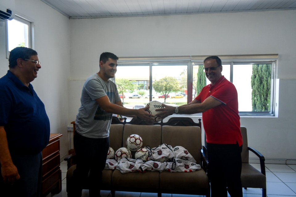 08.12.2017 - Marketing do GEB  entrega material esportivo que foi utilizado na série B (bolas, coletes) à Smed, para distribuição nas escolas