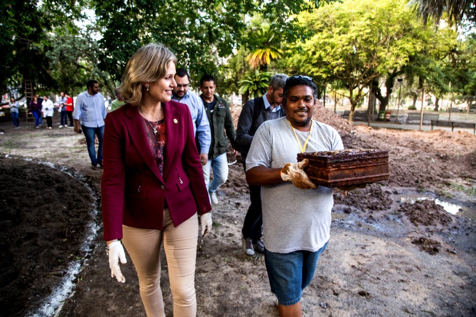 07.05.2019 - Prefeitura encontra caixa enterrada no monumento que homenageia Yolanda Pereira, a primeira brasileira a conquistar o título de Miss Universo, em 1930 - Foto: Gustavo Vara