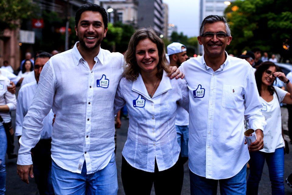 20.12.2017 - Prefeita Paula Mascarenhas e vice Idemar Barz na Noite da Paz - Caminhada Aliança Pelotas