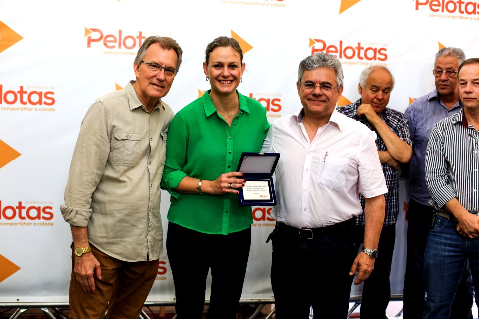 21.12.2017 - Prefeita Paula Mascarenhas e vice Idemar Barz no café da manhã com servidores