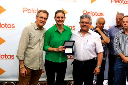 21.12.2017 - Prefeita Paula Mascarenhas e vice Idemar Barz no café da manhã com servidores