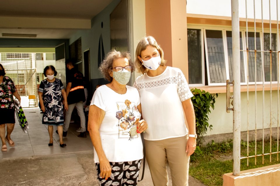 03.03.2021 Prefeita Paula Mascarenhas acompanha vacinação de idosos nas escolas Foto Rodrigo Chagas