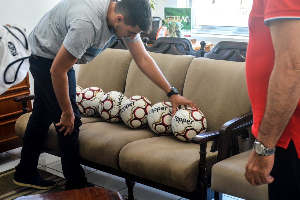 08.12.2017 - Marketing do GEB  entrega material esportivo que foi utilizado na série B (bolas, coletes) à Smed, para distribuição nas escolas