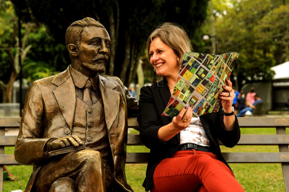 03.11.2017 - Prefeita Paula Mascarenhas ao lado da estátua de Simões Lopes Neto na divulgação da programação da 45ª Feira do Livro de Pelotas