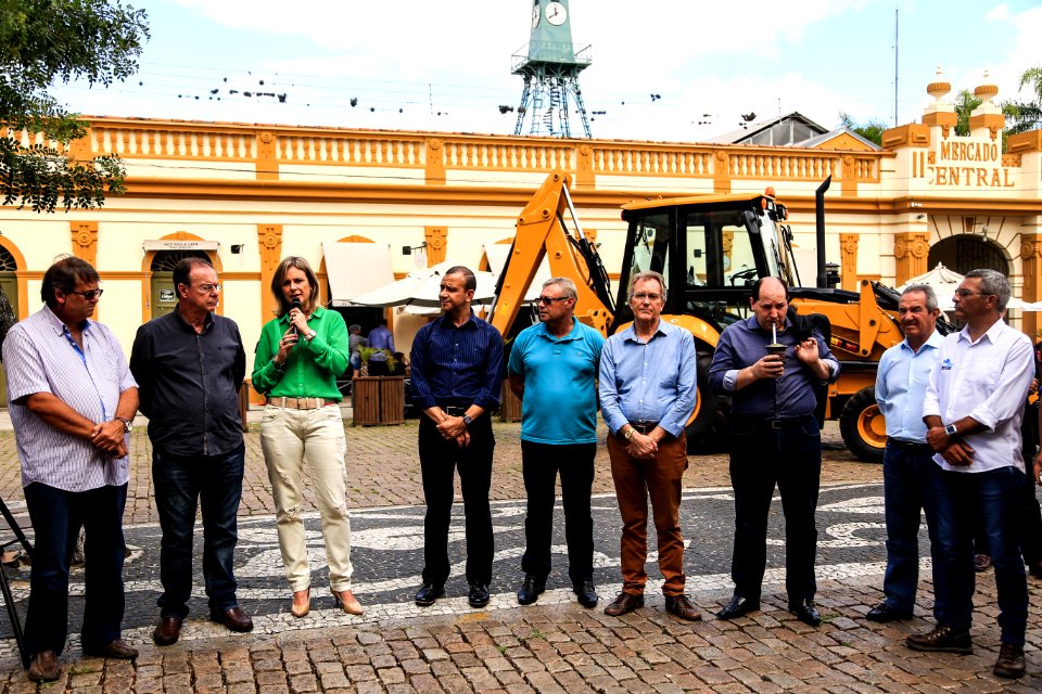 06.04.2018 - Prefeita Paula Mascarenhas e o vice Idemar barz durante entrega de uma retroescavadeira para a Secretaria de Desenvolvimento Rural - Foto: Gustavo Vara