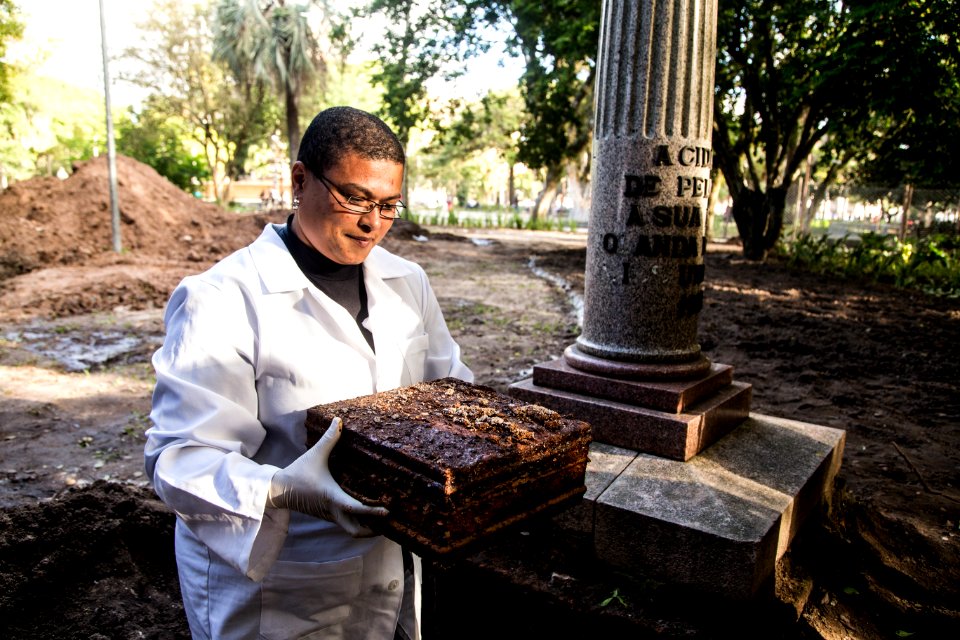 07.05.2019 - Prefeitura encontra caixa enterrada no monumento que homenageia Yolanda Pereira, a primeira brasileira a conquistar o título de Miss Universo, em 1930 - Foto: Gustavo Vara