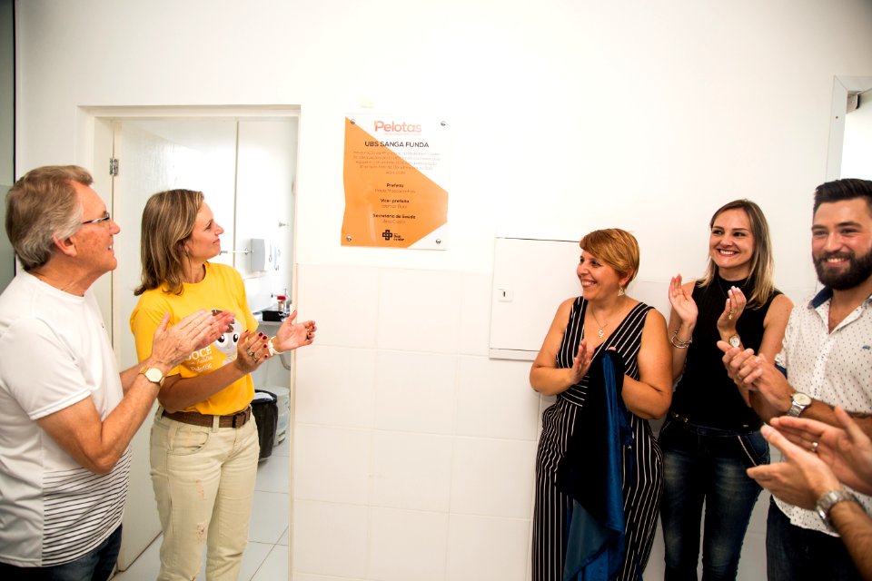 07.04.2018 - Prefeita Paula Mascarenhas, o vice Idemar Barz, acompanhados do ex prefeito de Pelotas Eduardo Leite e vereadores durante  inauguração da Rede Bem Cuidar na UBS Sanga Funda - Foto: Gustavo Vara