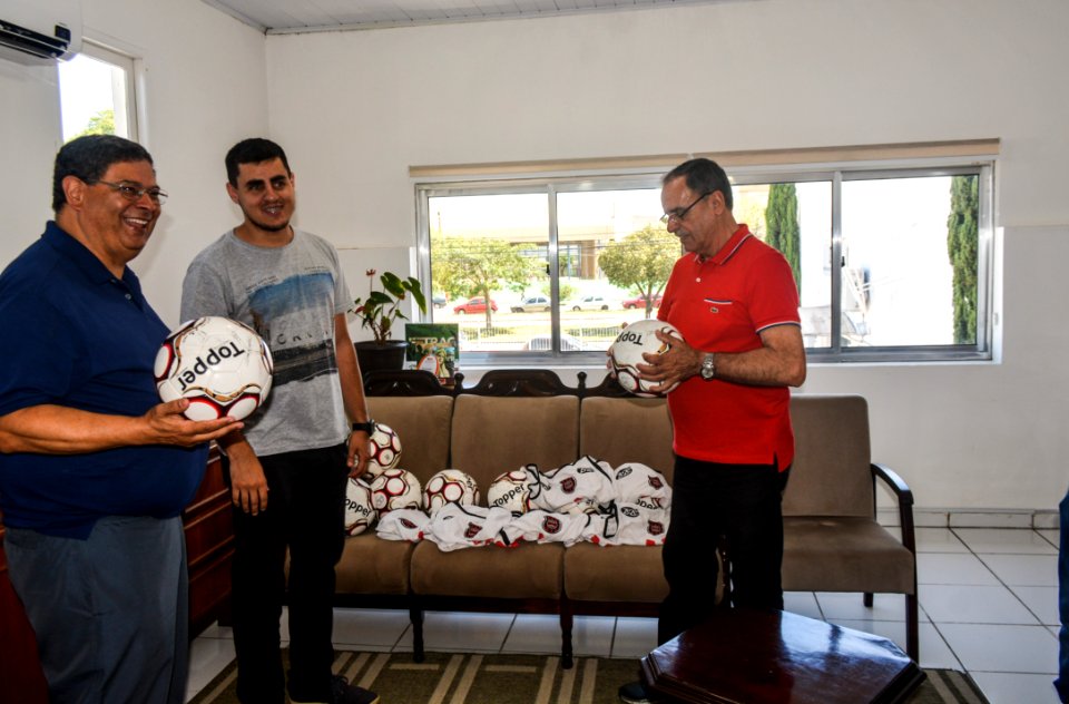 08.12.2017 - Marketing do GEB  entrega material esportivo que foi utilizado na série B (bolas, coletes) à Smed, para distribuição nas escolas