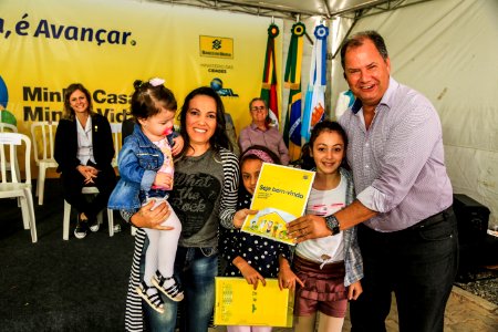 20.12.2017 - Prefeita Paula Mascarenhas e vice Idemar Barz na entrega dos residenciais Roraima e Amazonas