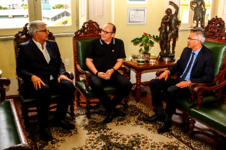 04.12.2017 - Prefeito em exercício Luiz Henrique Viana recebe visita do Organizador do Miss Pelotas-RS, Sérgio Piñeiro