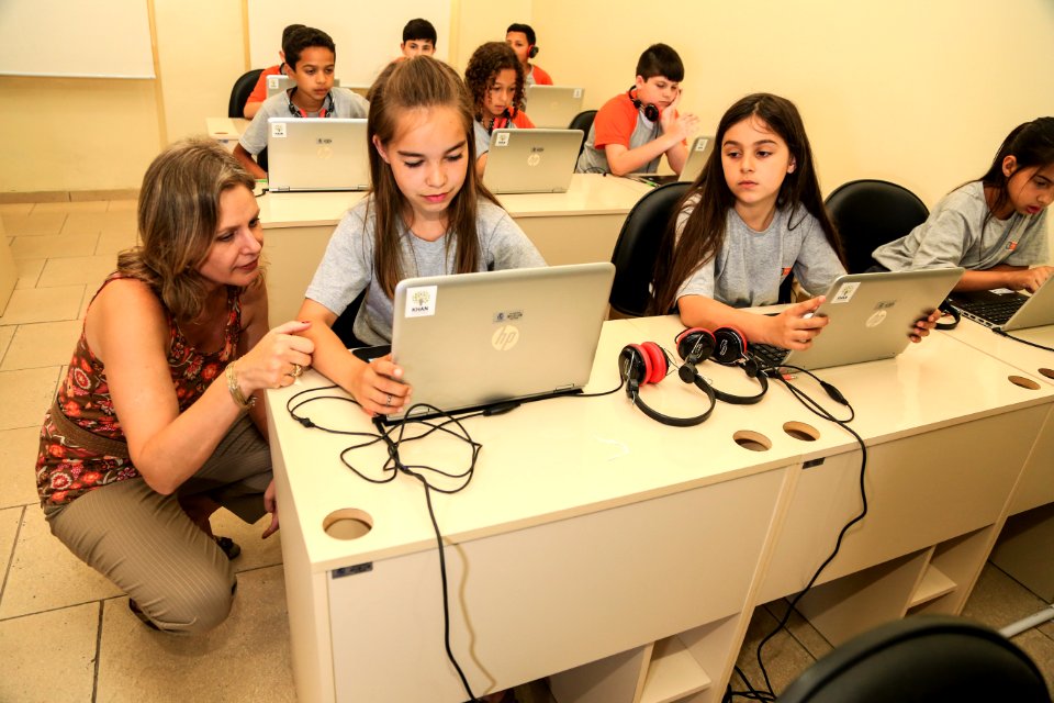 15.12.2017 - Prefeita Paula Mascarenhas e o vice Idemar Barz durante entrega do laboratório de Khan Academy da Escola Municipal Ensino Fundamental Carlos Laquintinie
