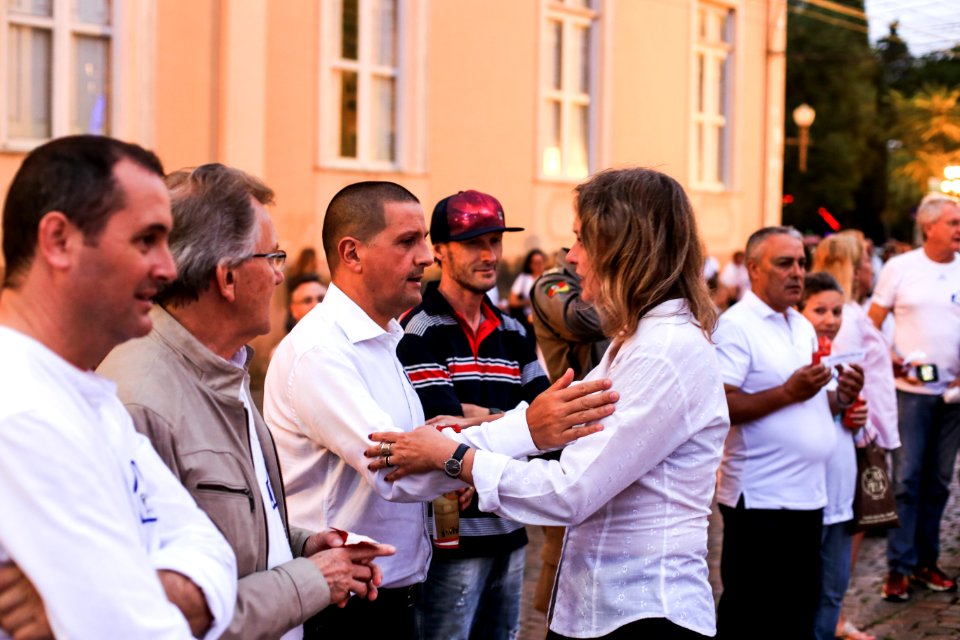20.12.2017 - Prefeita Paula Mascarenhas e vice Idemar Barz na Noite da Paz - Caminhada Aliança Pelotas