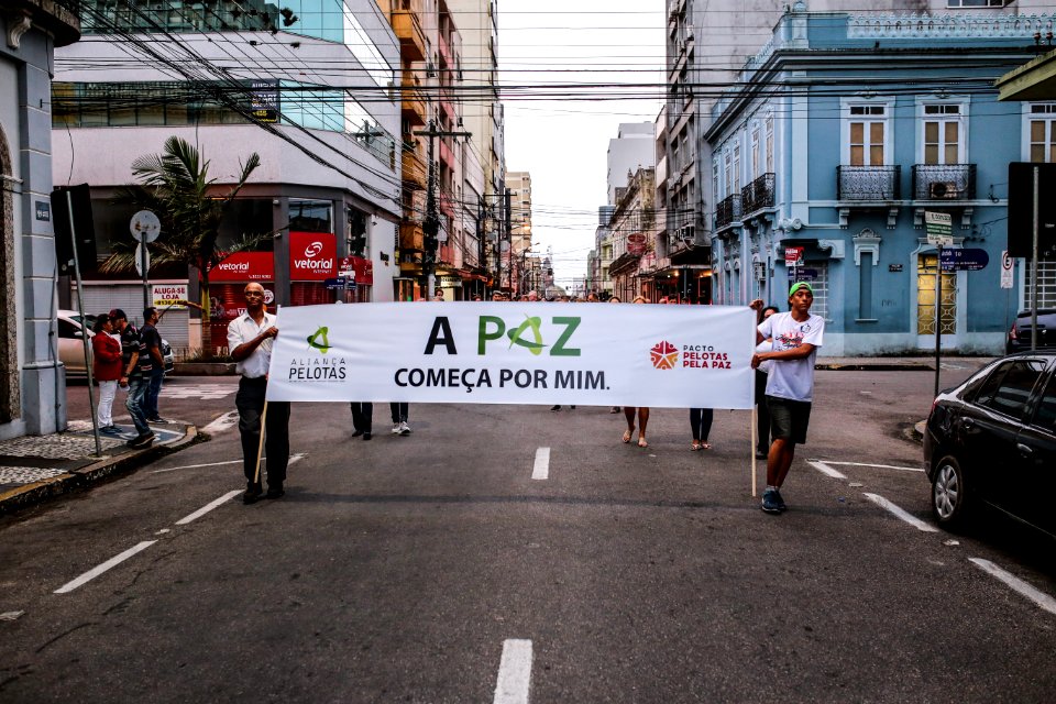 20.12.2017 - Prefeita Paula Mascarenhas e vice Idemar Barz na Noite da Paz - Caminhada Aliança Pelotas