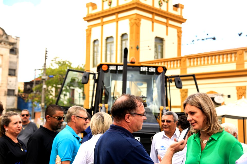 06.04.2018 - Prefeita Paula Mascarenhas e o vice Idemar barz durante entrega de uma retroescavadeira para a Secretaria de Desenvolvimento Rural - Foto: Gustavo Vara