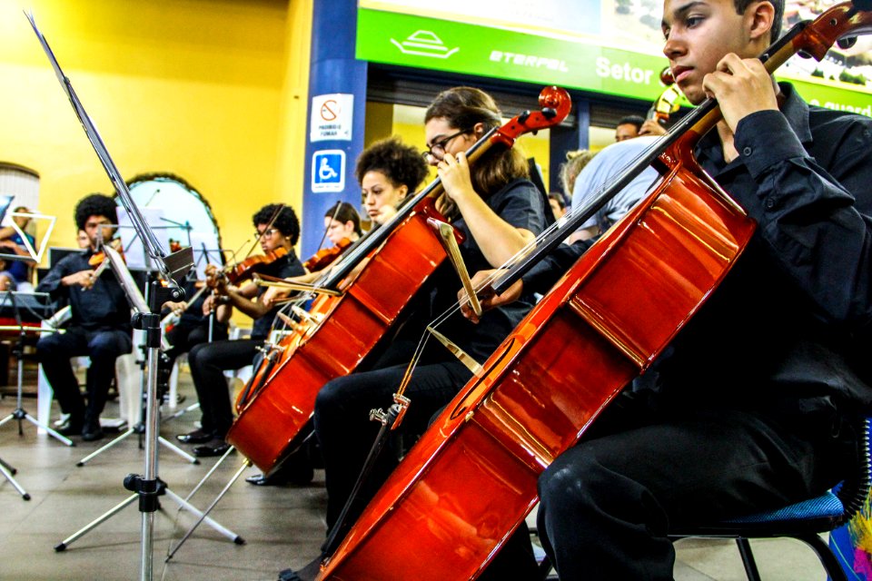 18.01.2018 - Orquestra de Câmara do Sesc/MG se apresenta na Rodoviária de Pelotas
