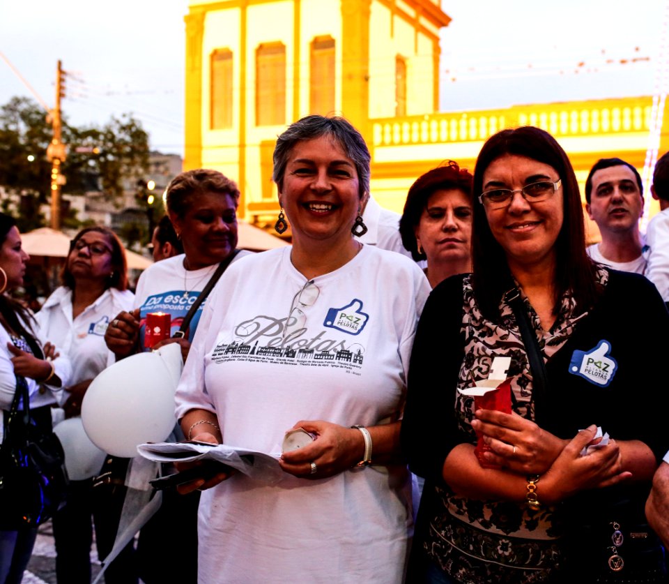 20.12.2017 - Prefeita Paula Mascarenhas e vice Idemar Barz na Noite da Paz - Caminhada Aliança Pelotas