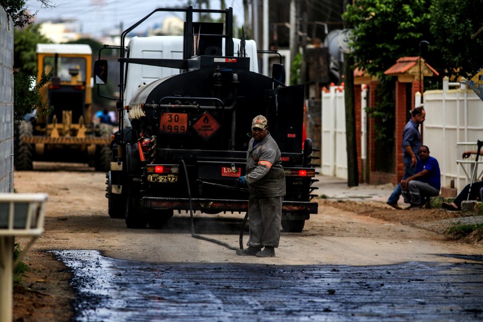 21.12.2017 - Prefeita Paula Mascarenhas e vice Idemar Barz visitam as obras no prolongamento da rua Paulo Guilayn